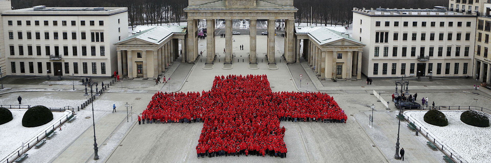 Jubiläum 150 Jahre DRK: Rotes Kreuz vor dem Brandenburger Tor i